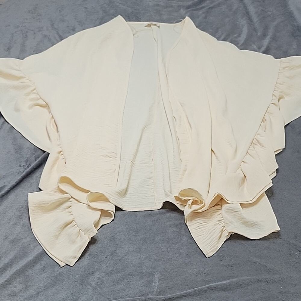 Pale Yellow Fly-Away Back Ruffle 3/4 Sleeve Top M